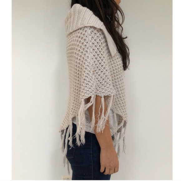 Say What?~White Neutral Waffle Knit Fringe Large Collar Poncho - Picture 15 of 16